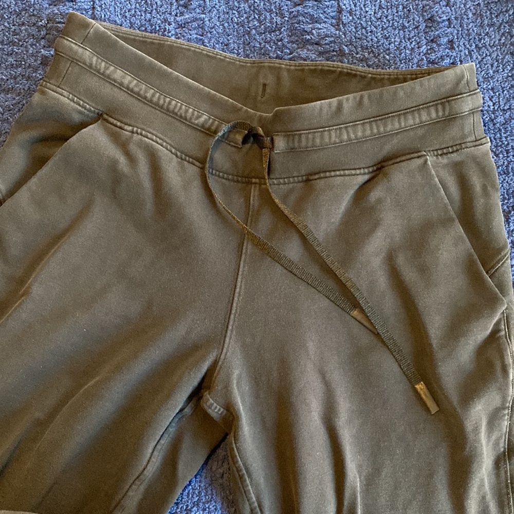 Lululemon black sweatpant joggers